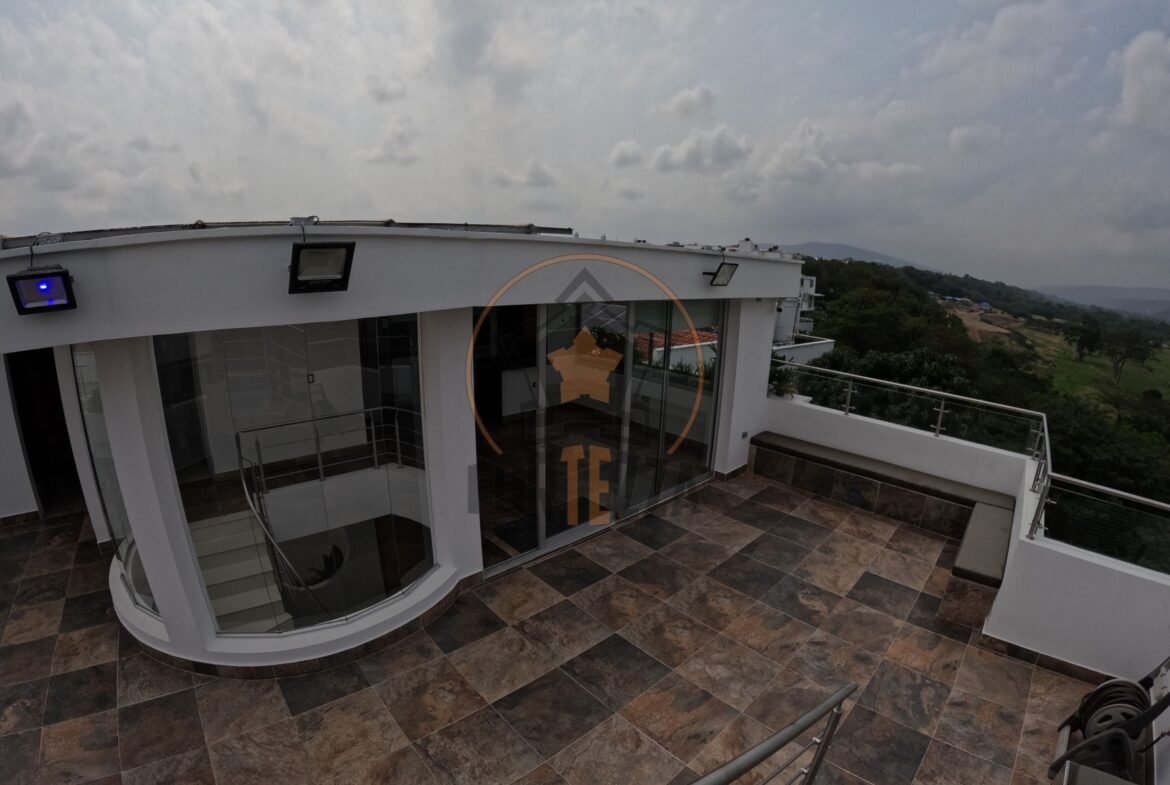 Casa esquinera de lujo en conjunto, Los Patios