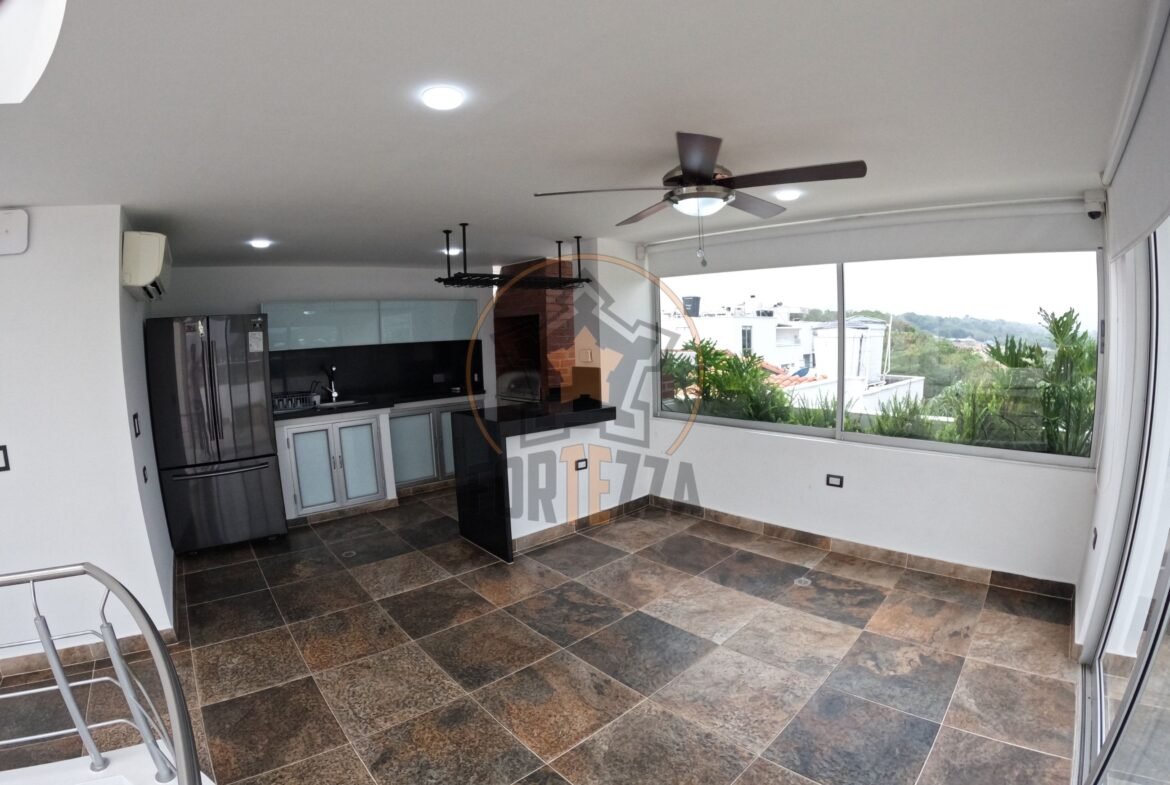 Casa esquinera de lujo en conjunto, Los Patios