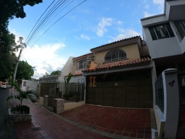 HERMOSA CASA EN VENTA-FAROLES $850MM