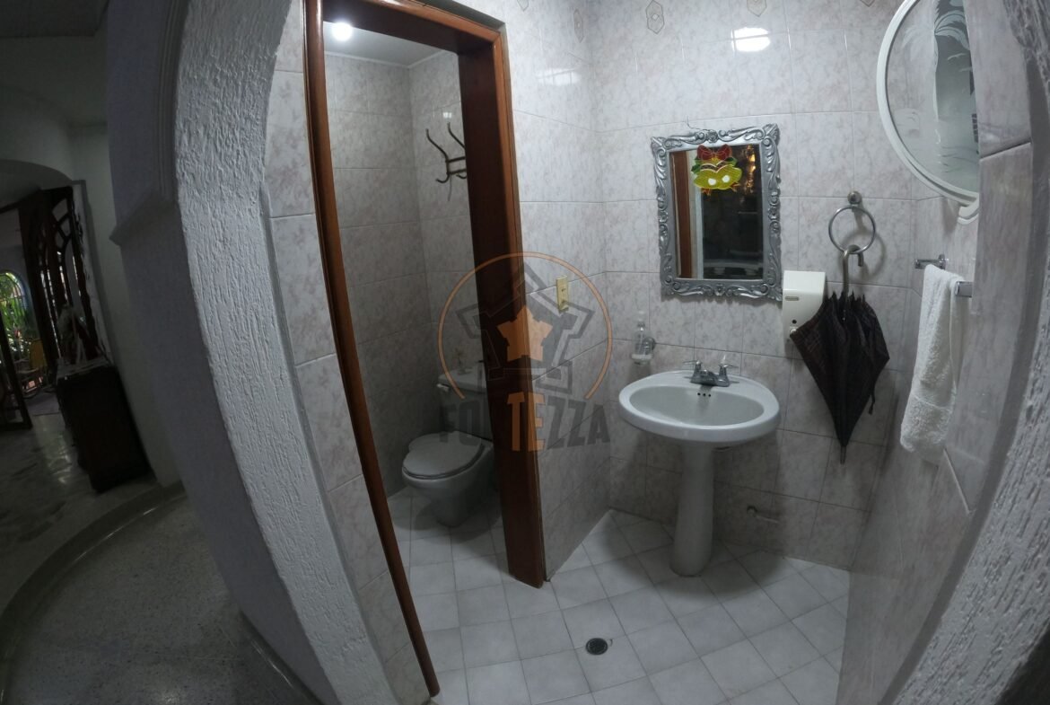 HERMOSA CASA EN VENTA-FAROLES $850MM