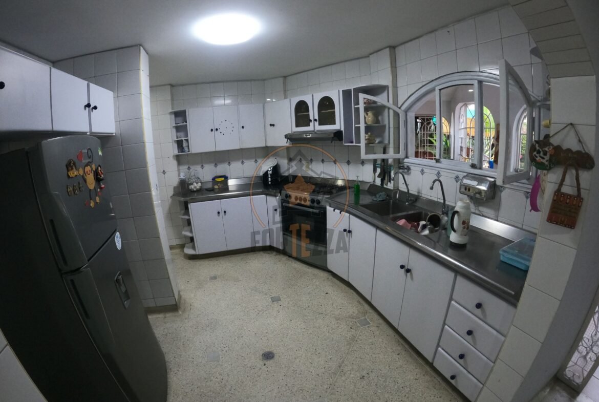 HERMOSA CASA EN VENTA-FAROLES $850MM