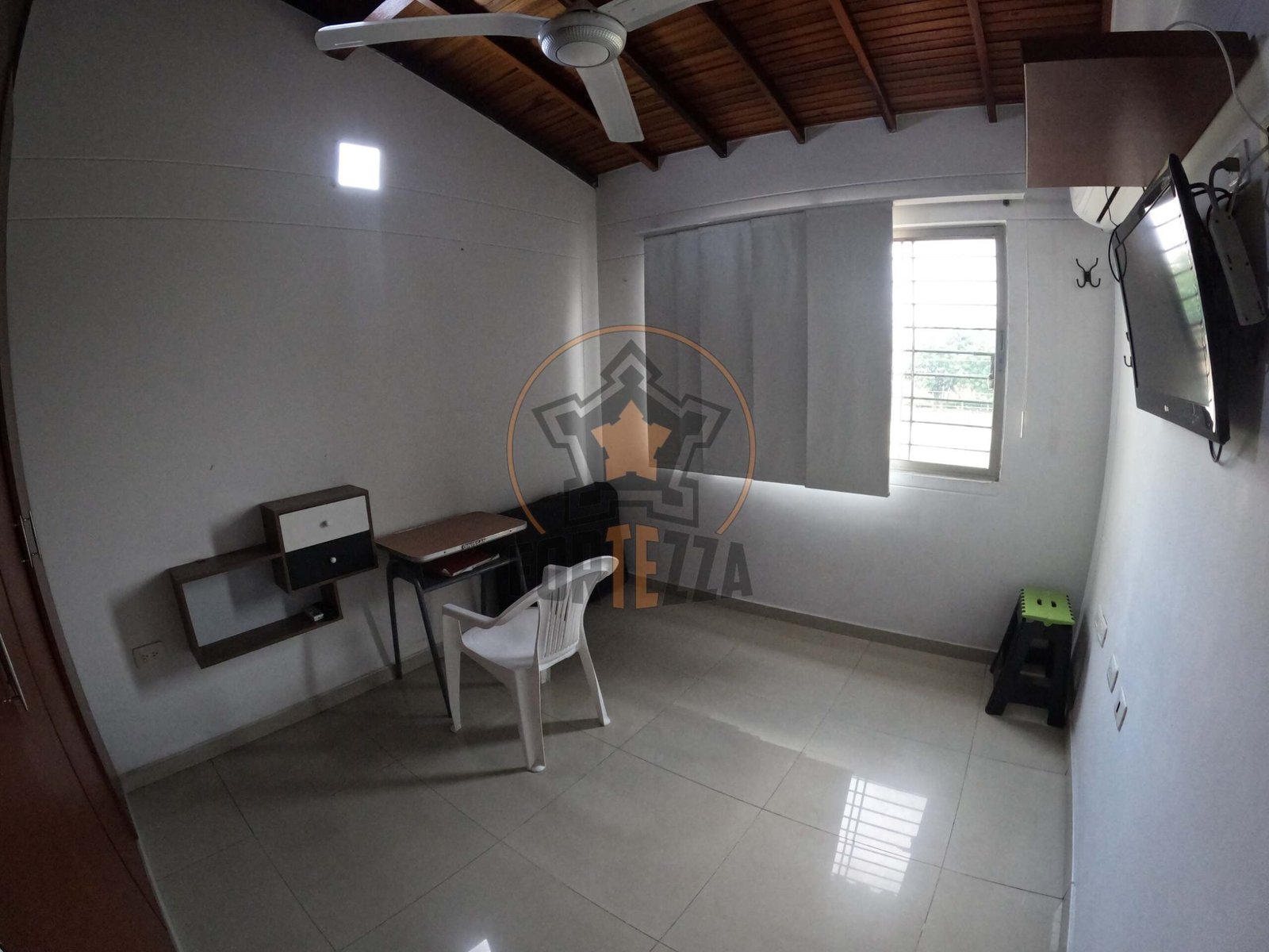 Casa de 2 pisos en arriendo en parques central, cerca a la Av. Libertadores.