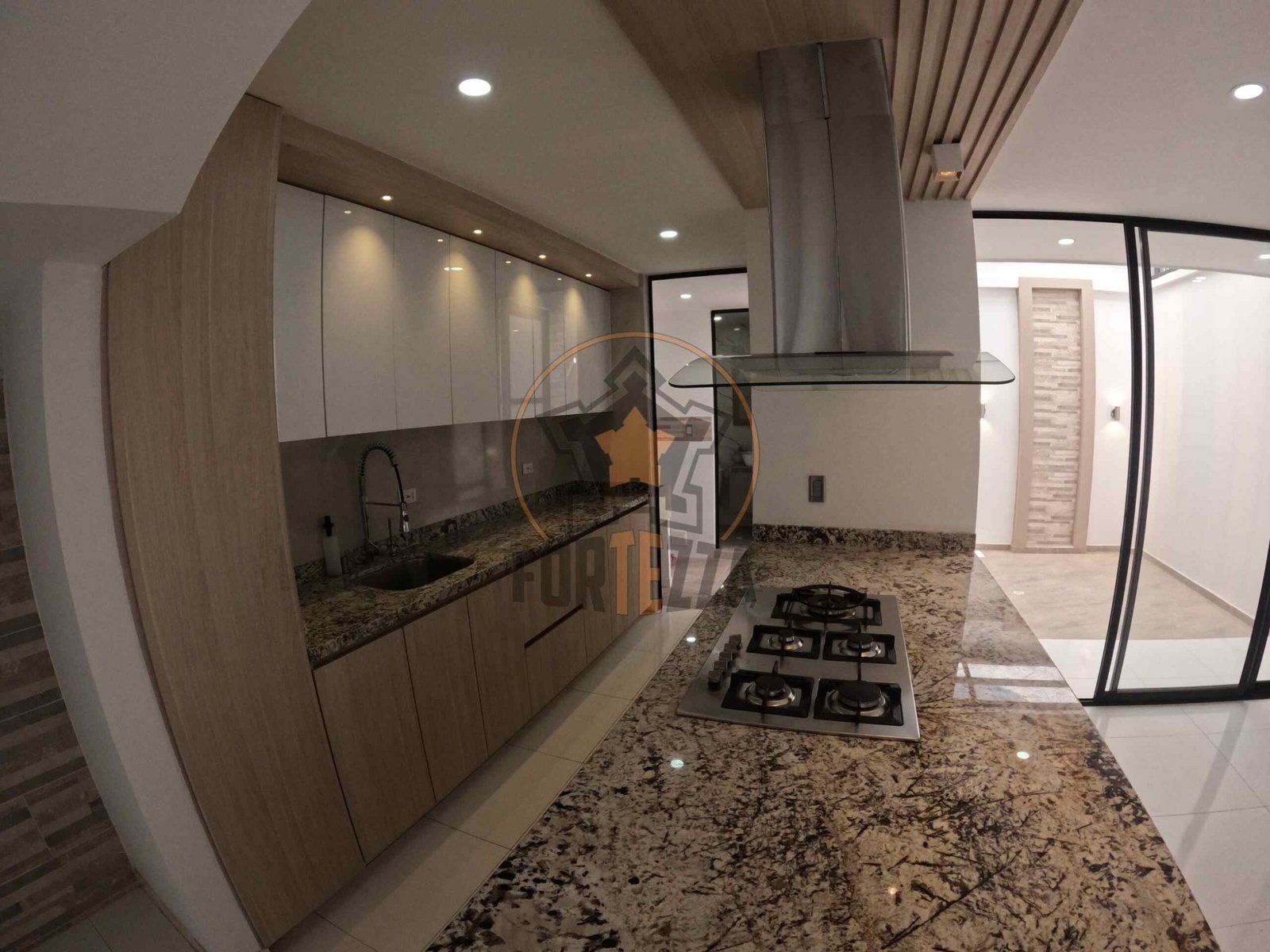 Espectacular casa en arriendo con acabados de lujo por la Av. Libertadores.