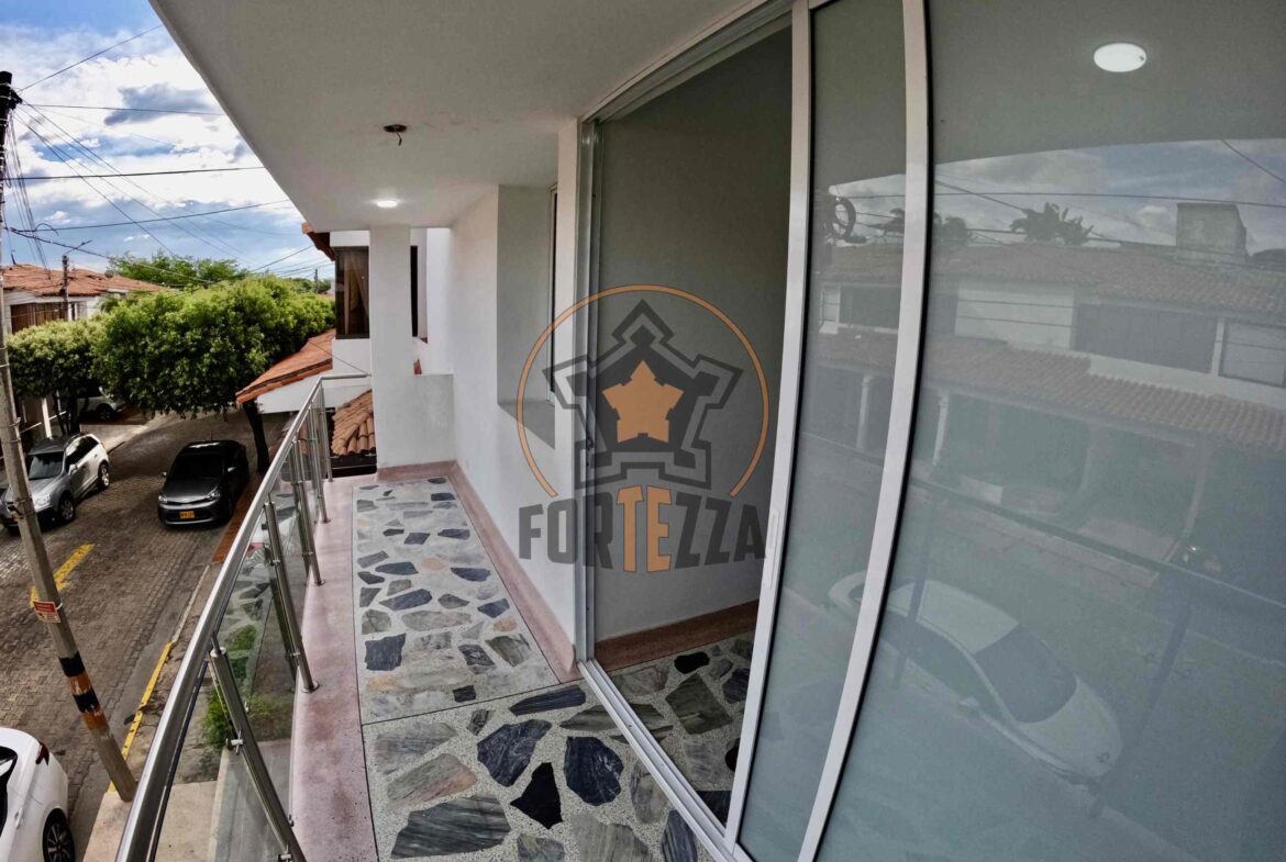 CASA DE LUJO EN VENTA, EN UN SUPER SECTOR.