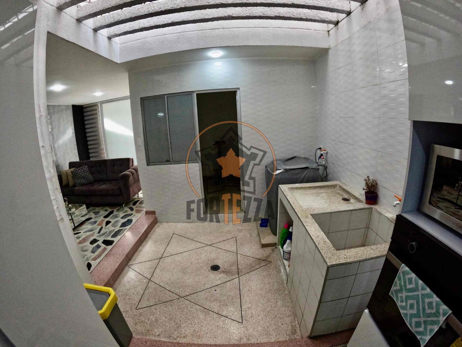 CASA DE LUJO EN VENTA, EN UN SUPER SECTOR.