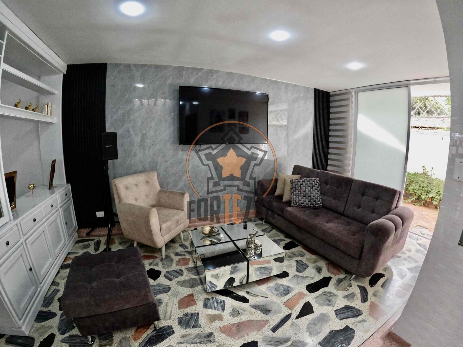 CASA DE LUJO EN VENTA, EN UN SUPER SECTOR.