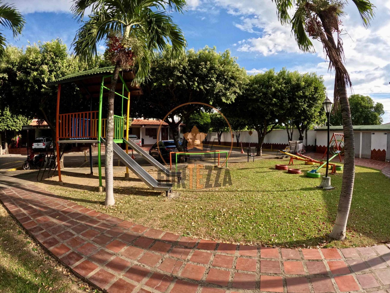CASA DE LUJO EN VENTA, EN UN SUPER SECTOR.
