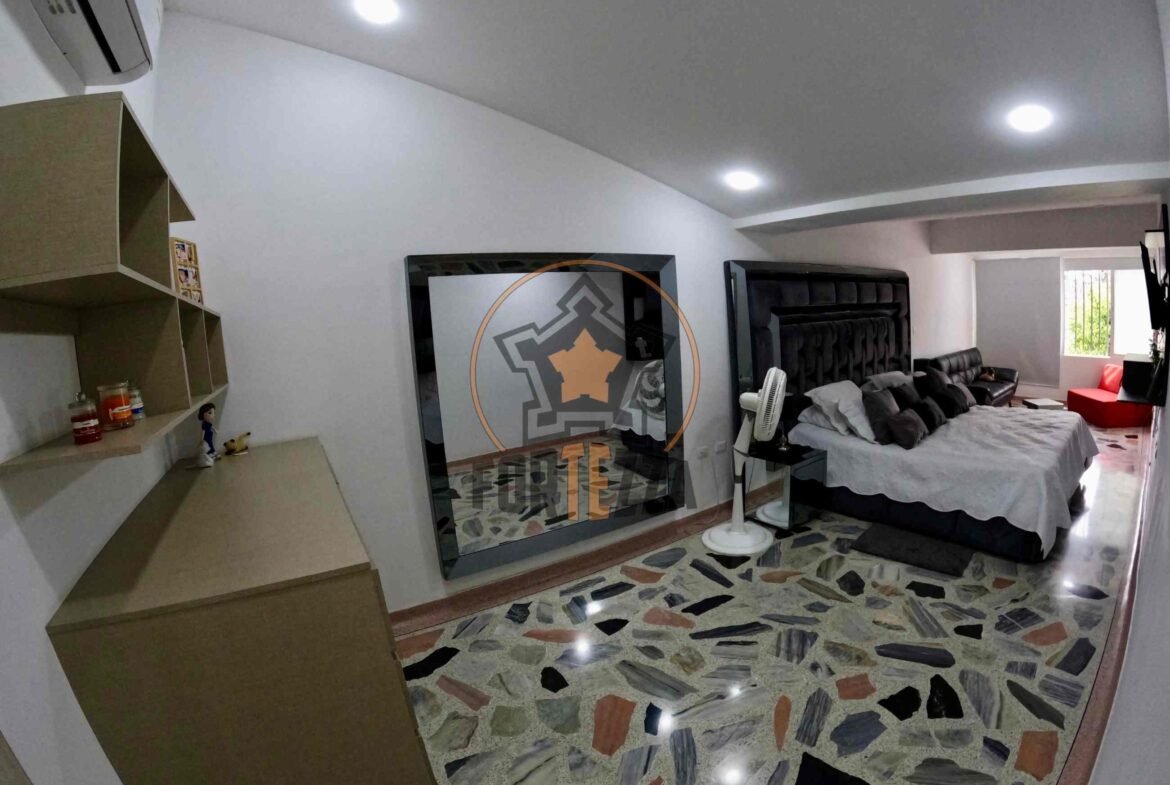 CASA DE LUJO EN VENTA, EN UN SUPER SECTOR.