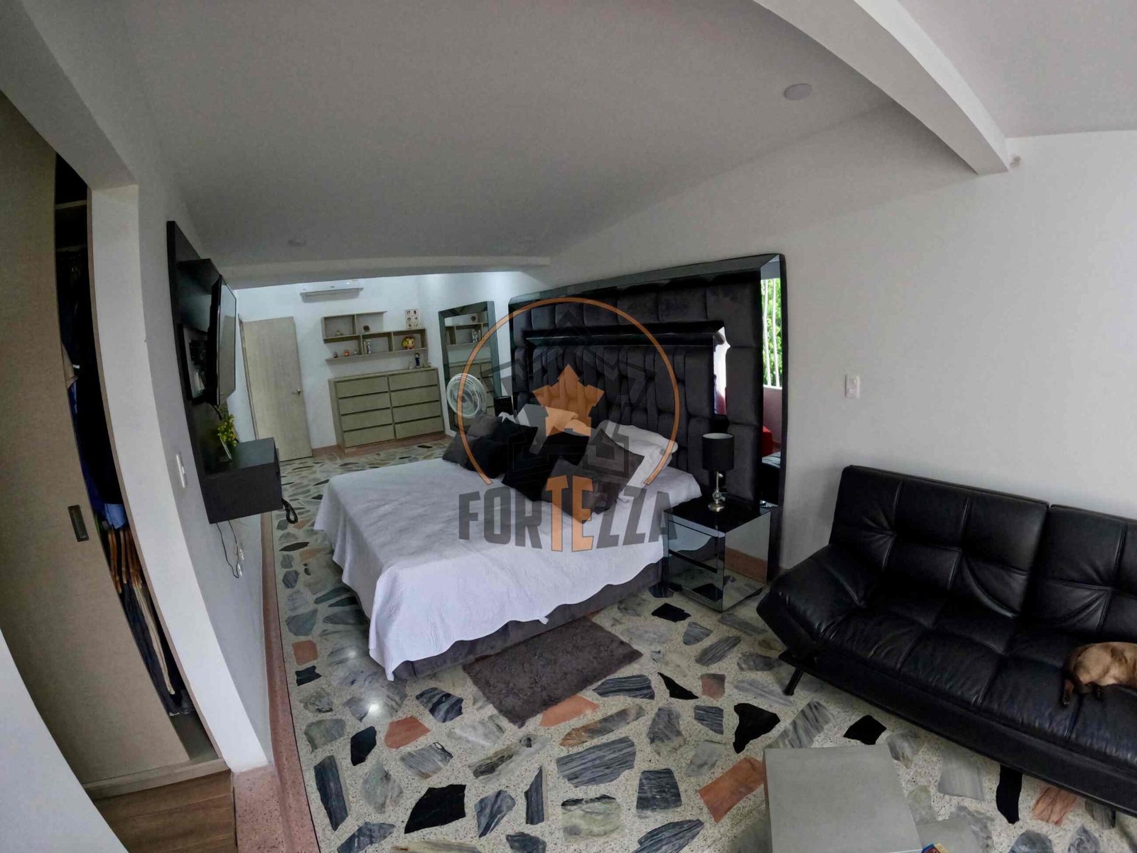 CASA DE LUJO EN VENTA, EN UN SUPER SECTOR.