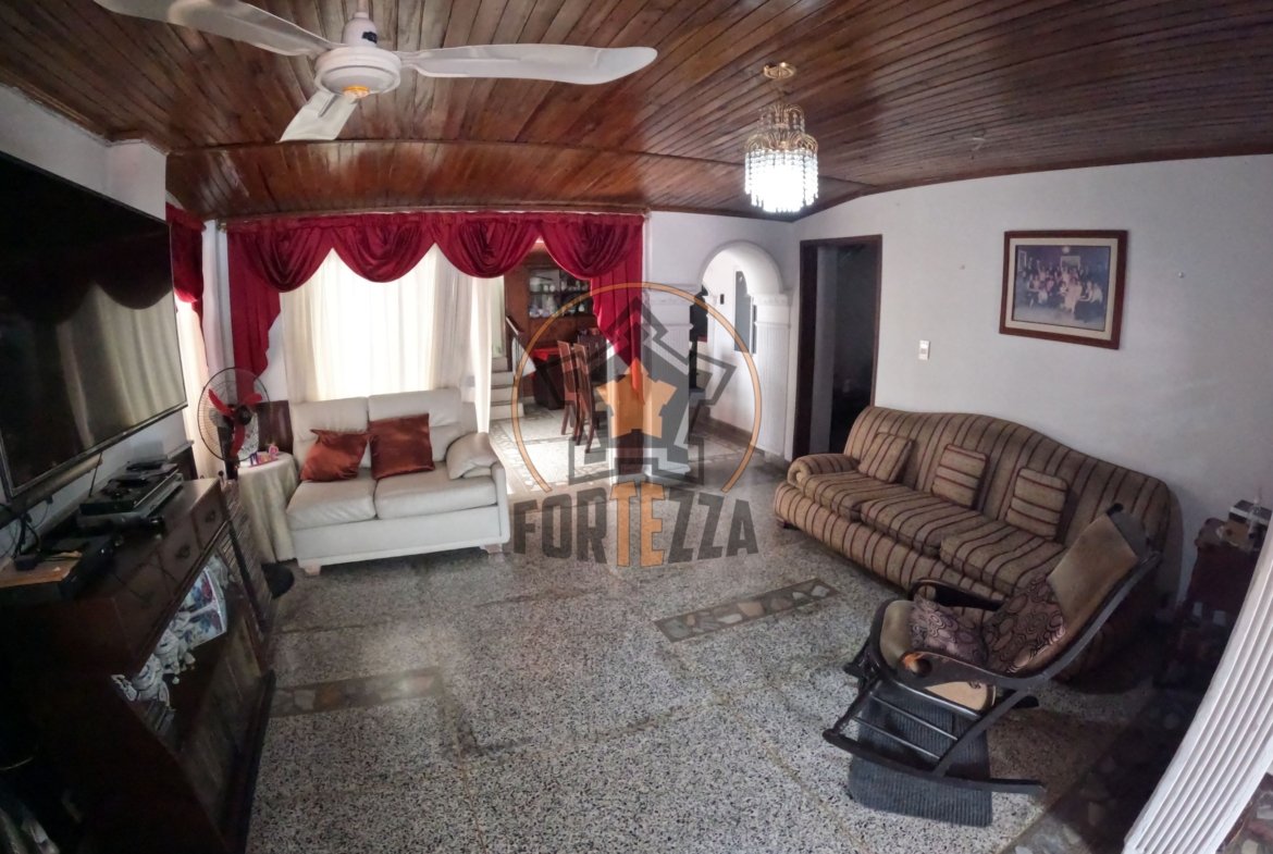 Amplia casa en venta, ideal para reformas