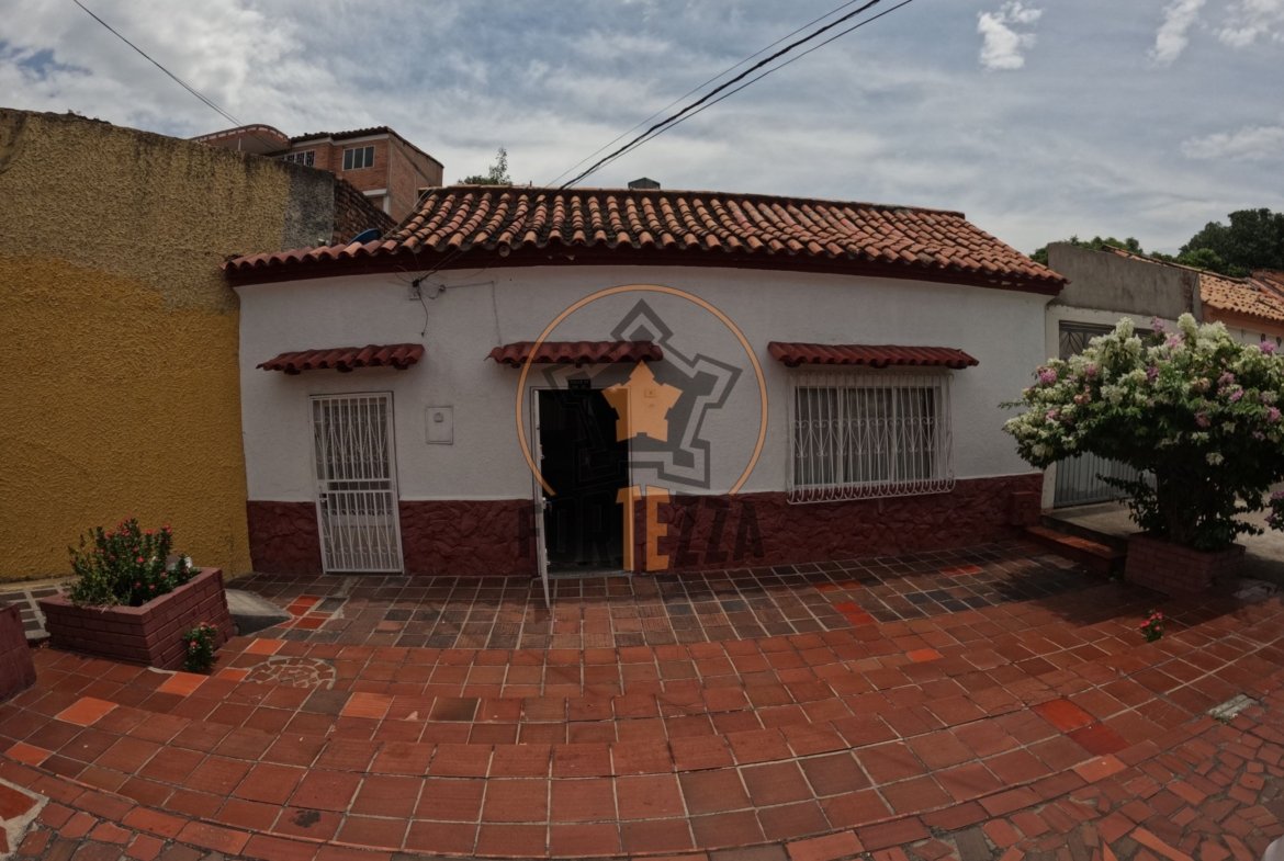 Amplia casa en venta, ideal para reformas