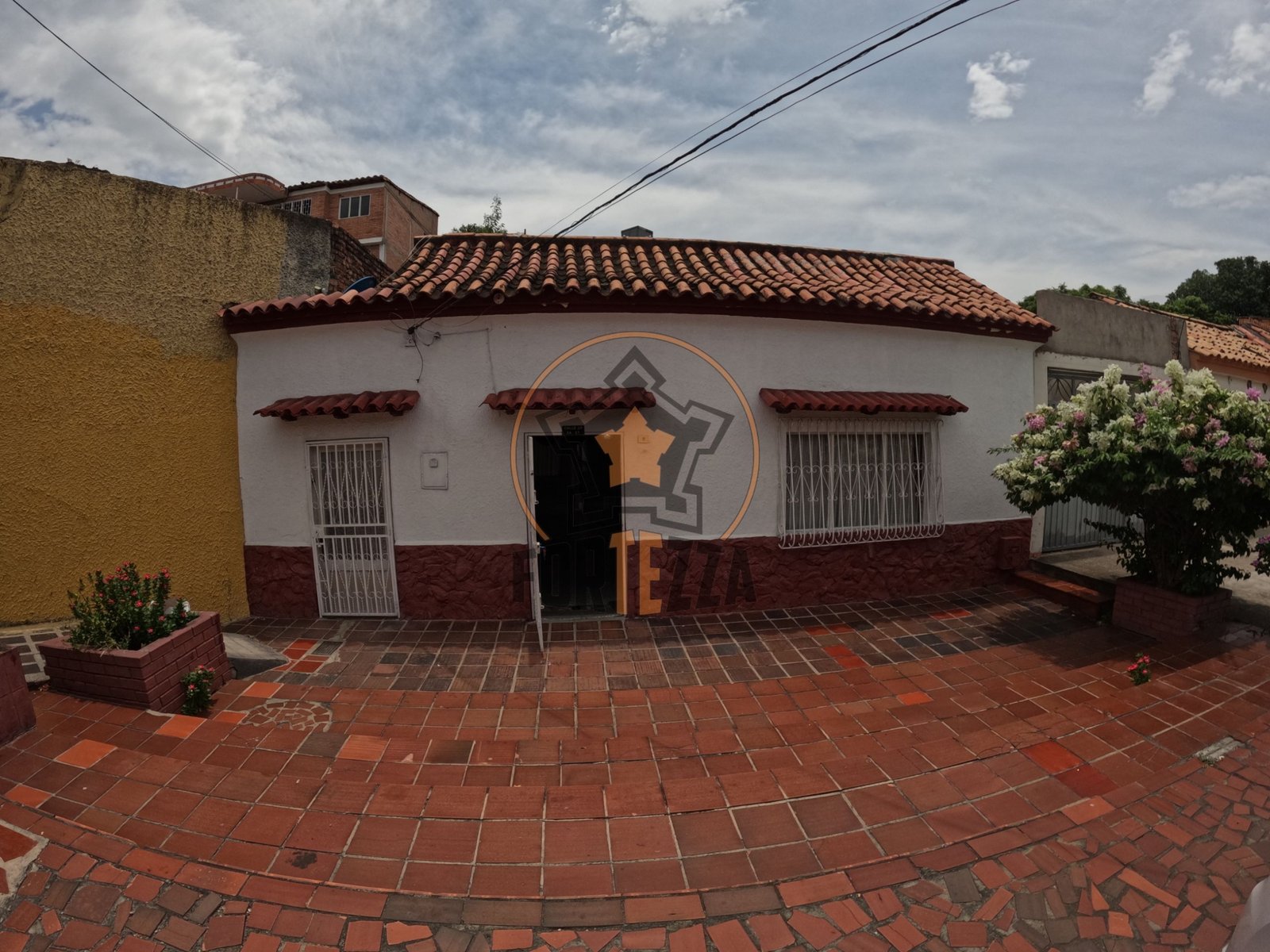 Amplia casa en venta, ideal para reformas