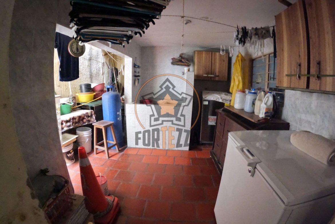 Amplia casa en venta, ideal para reformas