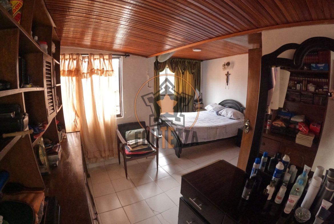 Amplia casa en venta, ideal para reformas