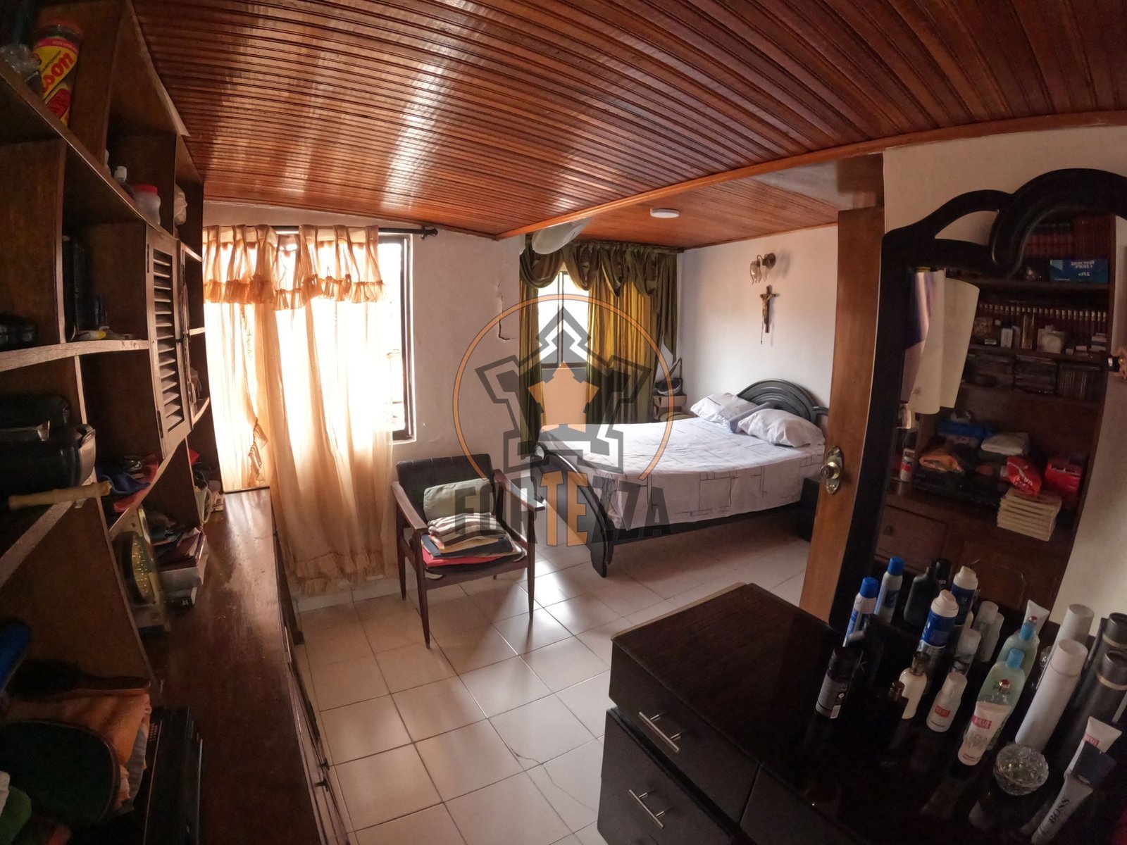 Amplia casa en venta, ideal para reformas