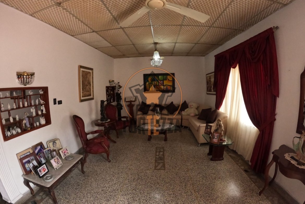 Amplia casa en venta, ideal para reformas