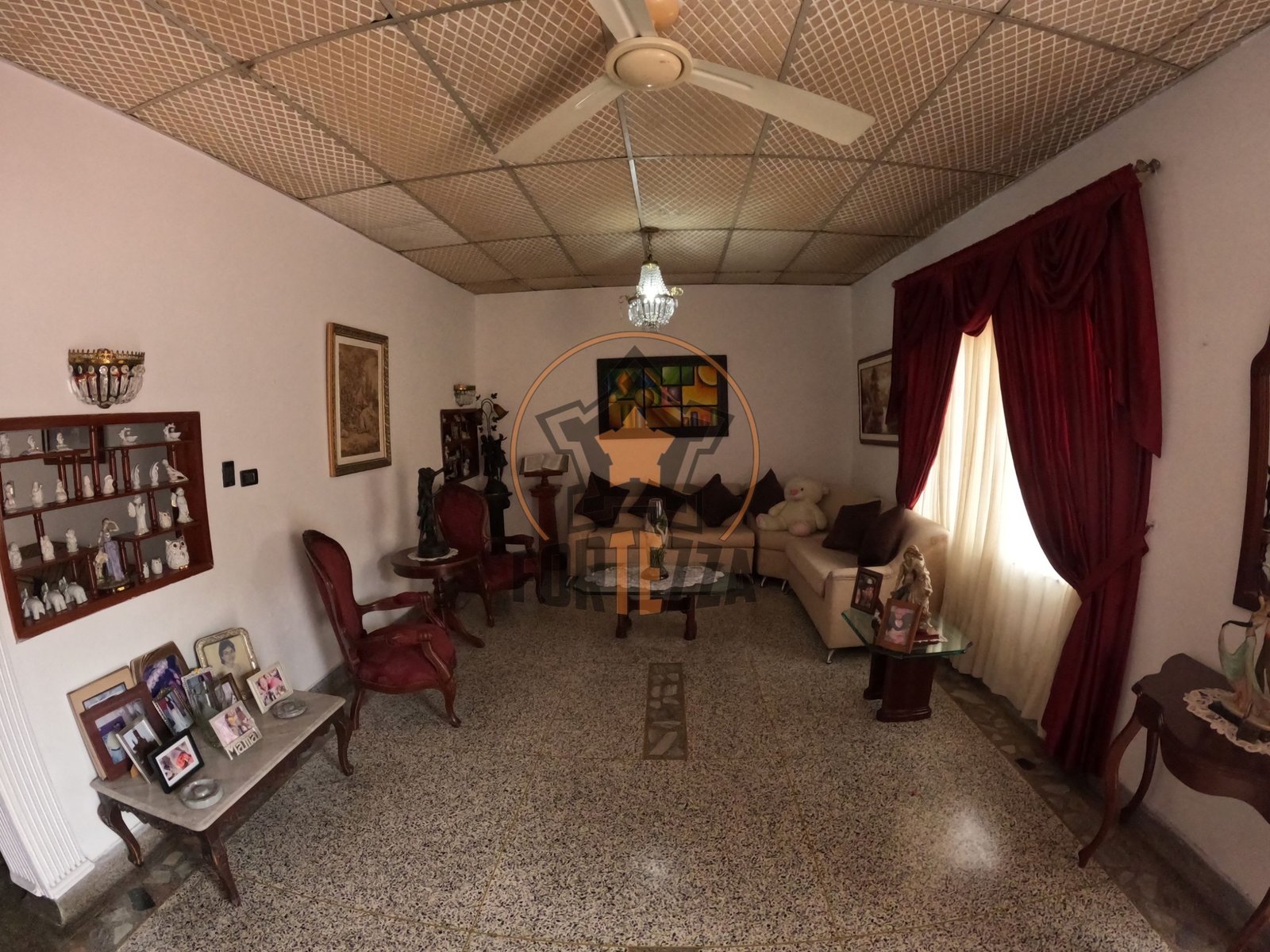 Amplia casa en venta, ideal para reformas