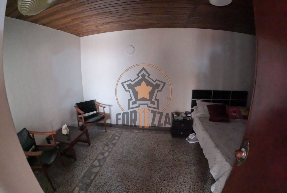 Amplia casa en venta, ideal para reformas
