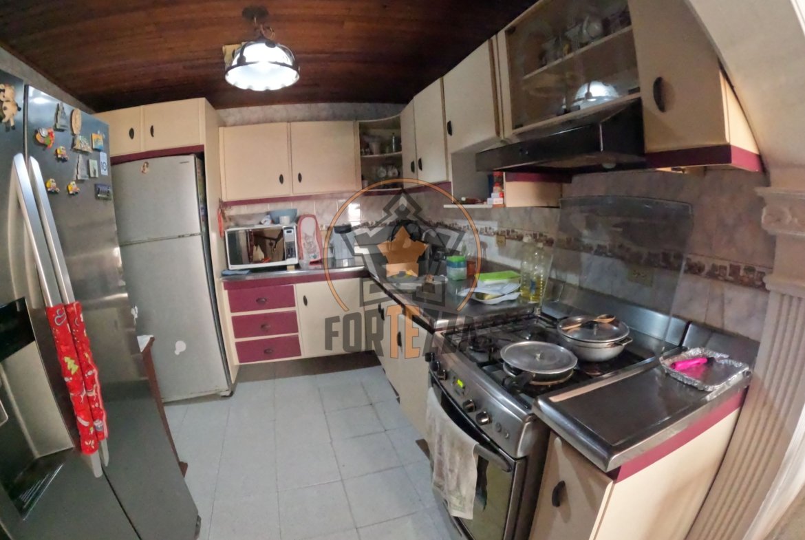 Amplia casa en venta, ideal para reformas